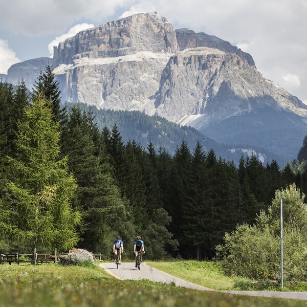 Ciclabile delle Dolomiti | © Federico Modica  - Archivio Immagini ApT Val di Fassa Persone che pedalano sulla ciclabile delle Dolomiti in Val di Fassa | © Federico Modica  - Archivio Immagini ApT Val di Fassa