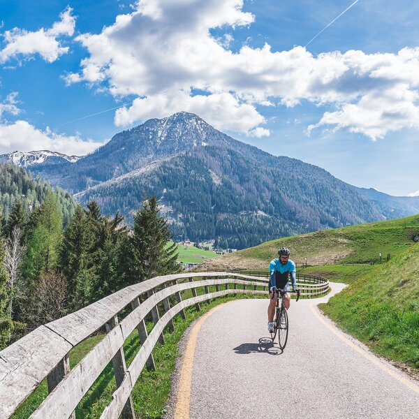 Ciclabile delle Dolomiti | © Patricia Ramirez - Archivio Immagini ApT Val di Fassa Ciclista lungo la pista ciclabile delle Dolomiti a Soraga | © Patricia Ramirez - Archivio Immagini ApT Val di Fassa
