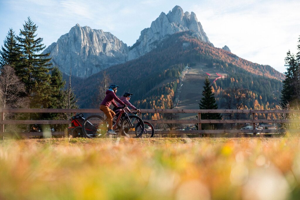 La ciclabile delle Dolomiti in autunno Famiglia in bici sulla cilabile in autunno