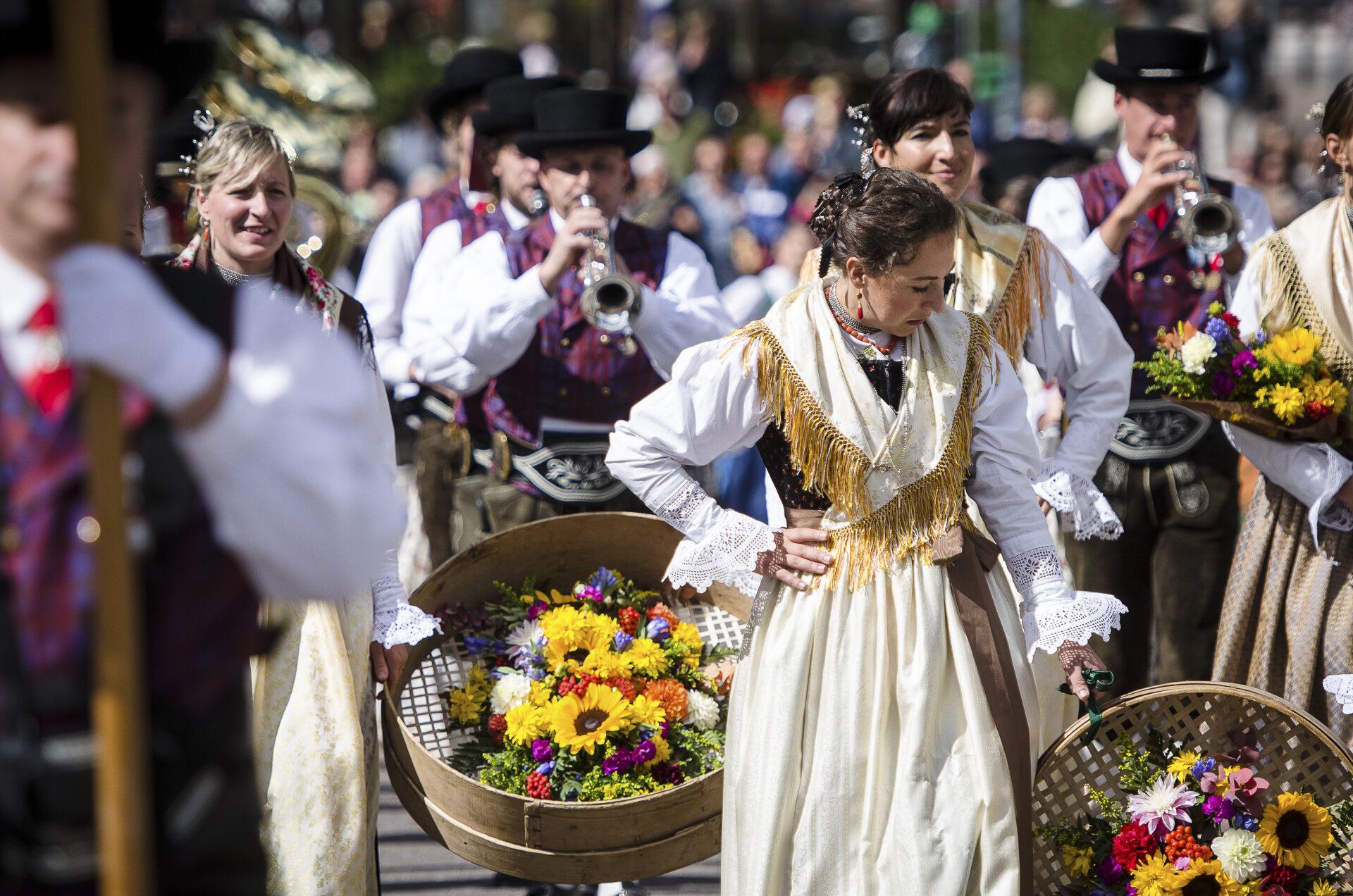Sfilata | © Andrea Costa  - Archivio Immagini ApT Val di Fassa Sfilata in abiti tradizionali ladini per le vie del paese di Canazei in Val di Fassa | © Andrea Costa  - Archivio Immagini ApT Val di Fassa