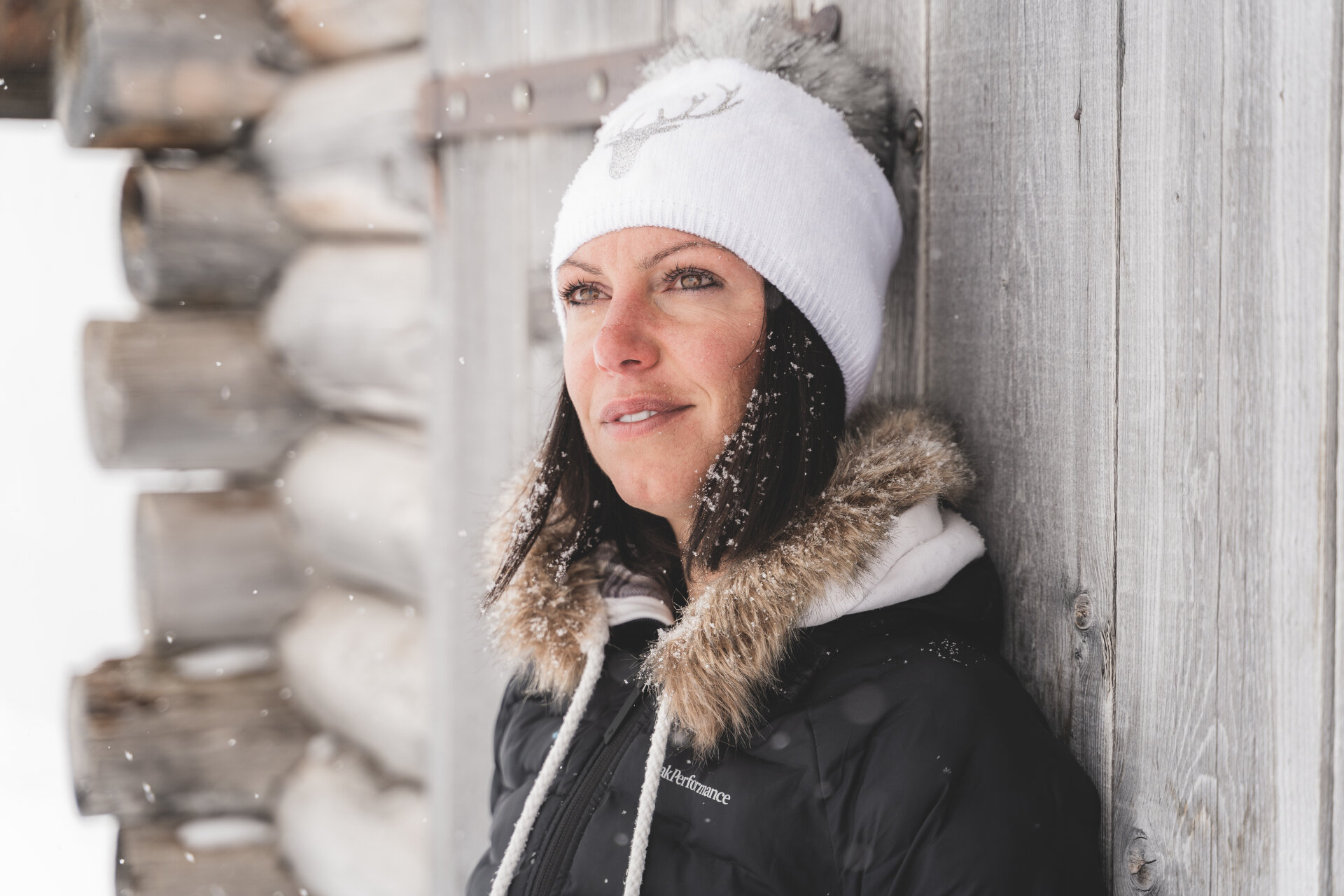 Primo piano donna invernale | © Patricia Ramirez - Archivio Immagini ApT Val di Fassa Donna ammira il panorama invernale | © Patricia Ramirez - Archivio Immagini ApT Val di Fassa