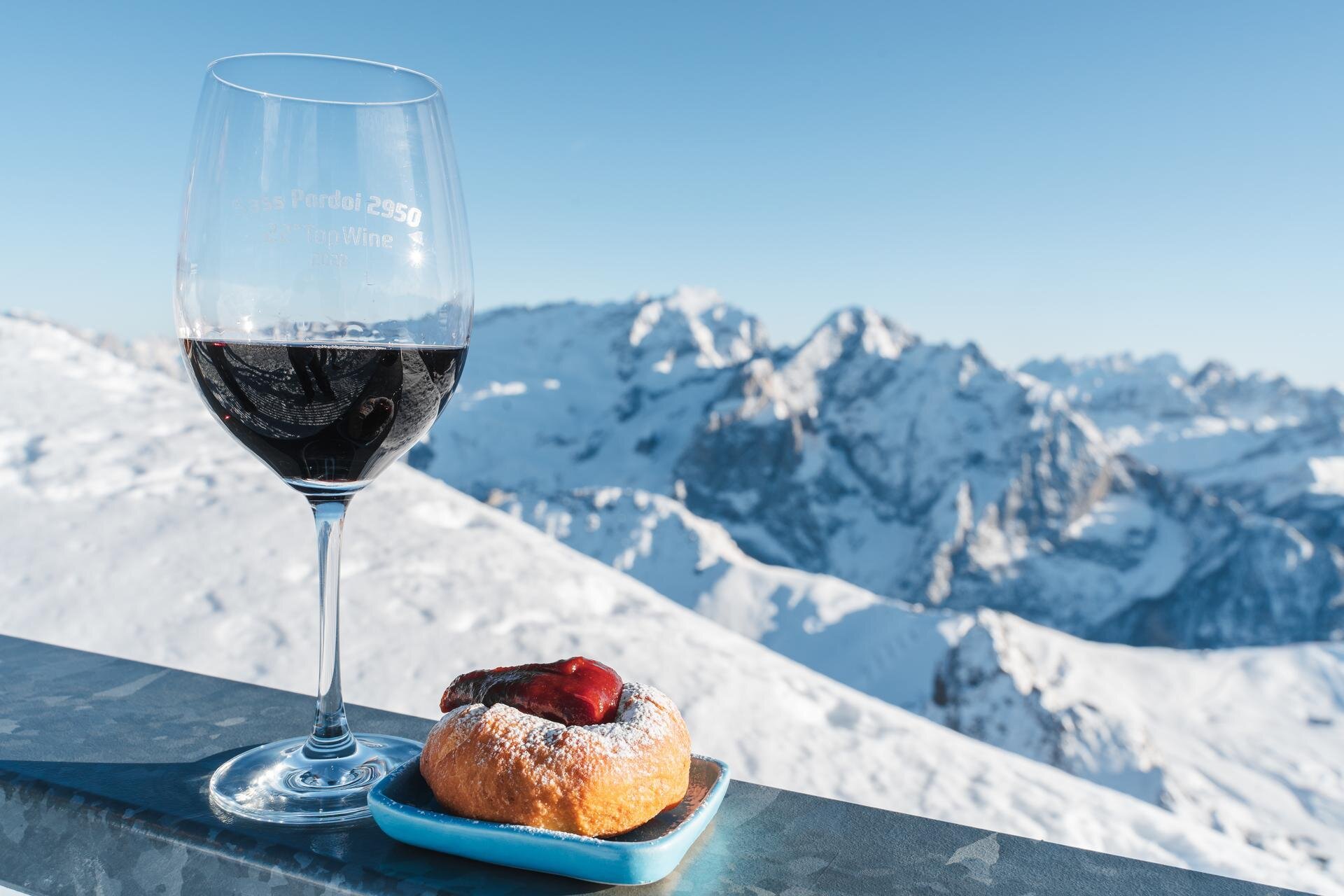 Enrosadira time | © Archivio Immagini ApT Val di Fassa - Patricia Ramirez Aperitivo in quota al Sass Pordoi in Val di Fassa con vista Marmolada | © Archivio Immagini ApT Val di Fassa - Patricia Ramirez