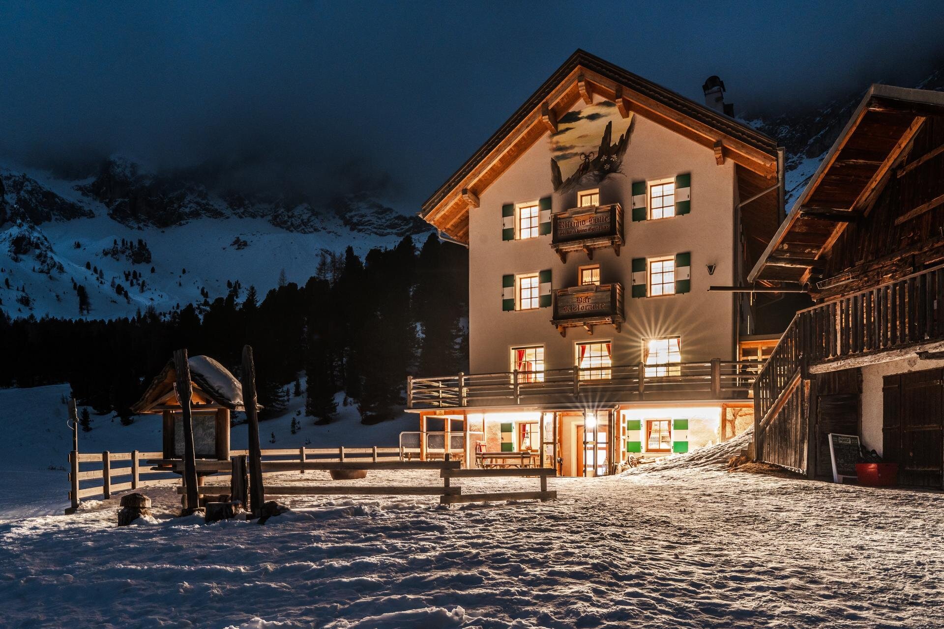 Serata in rifugio in inverno | © Archivio Immagini ApT Val di Fassa - Patricia Ramirez RIfugio alpino illuminato la sera in inverno in Val di Fassa | © Archivio Immagini ApT Val di Fassa - Patricia Ramirez