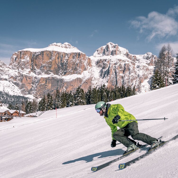 Sci Canazei - Pordoi | © Patricia Ramirez - Archivio Immagini ApT Val di Fassa Sciatore sulle piste della Val di Fassa con vista sul Pordoi | © Patricia Ramirez - Archivio Immagini ApT Val di Fassa