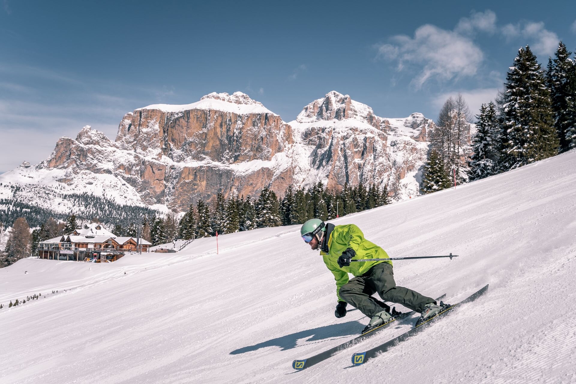 Sci Canazei - Pordoi | © Patricia Ramirez - Archivio Immagini ApT Val di Fassa Sciatore sulle piste della Val di Fassa con vista sul Pordoi | © Patricia Ramirez - Archivio Immagini ApT Val di Fassa