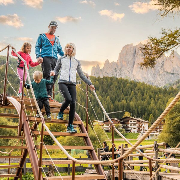 Famiglia al parco giochi | © Mattia Rizzi - Archivio Immagini ApT Val di Fassa Famiglia con due bambini al parco giochi Piciocaa a Pera, in Val di Fassa | © Mattia Rizzi - Archivio Immagini ApT Val di Fassa