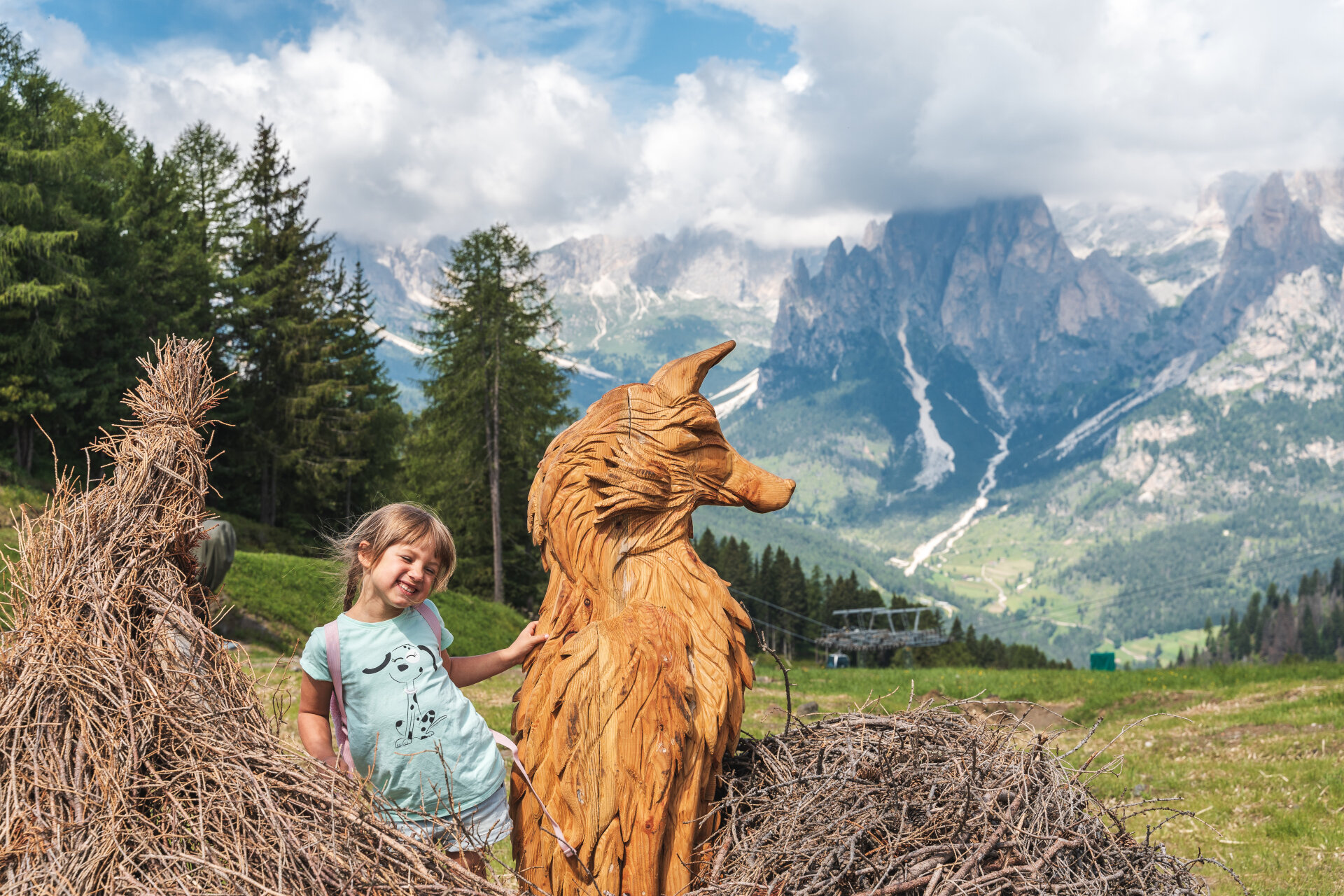 Divertimento lungo un sentiero tematico | © Patricia Ramirez - Archivio Immagini ApT Val di Fassa Bambina si diverte lungo un sentiero tematico in alta quota in Val di Fassa | © Patricia Ramirez - Archivio Immagini ApT Val di Fassa