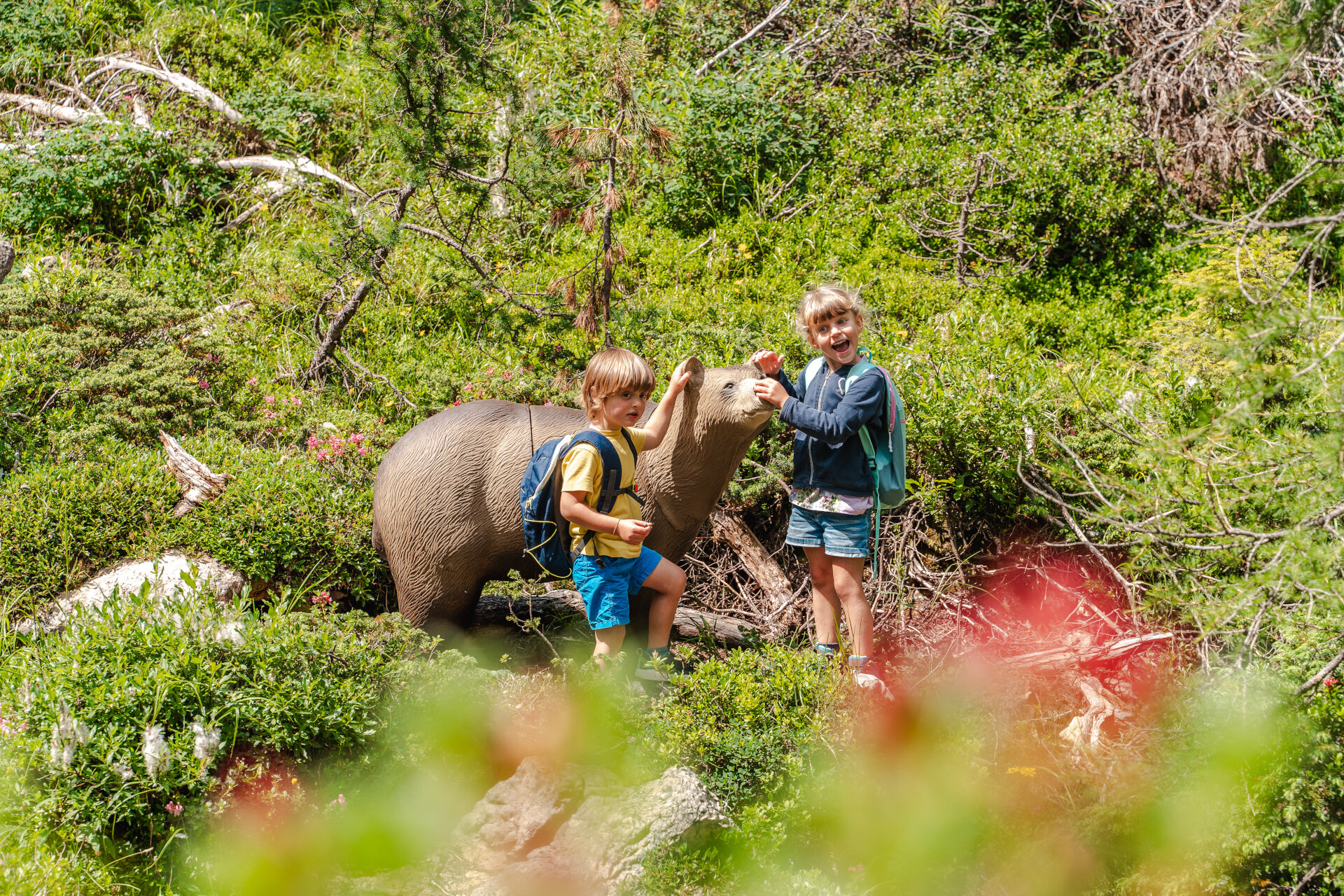 Bambini giocano lungo il Sentiero degli Animali | © Patricia Ramirez - Archivio Immagini ApT Val di Fassa Bambini giocano su un sentiero tematico | © Patricia Ramirez - Archivio Immagini ApT Val di Fassa