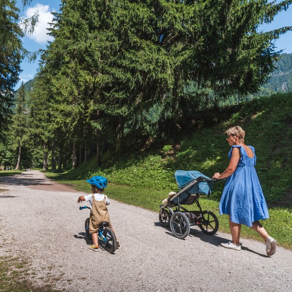 Passeggiata con passeggino e bicicletta | © Patricia Ramirez - Archivio Immagini ApT Val di Fassa Mamma e bambino con passeggino e bicicletta sulla pista ciclabile | © Patricia Ramirez - Archivio Immagini ApT Val di Fassa
