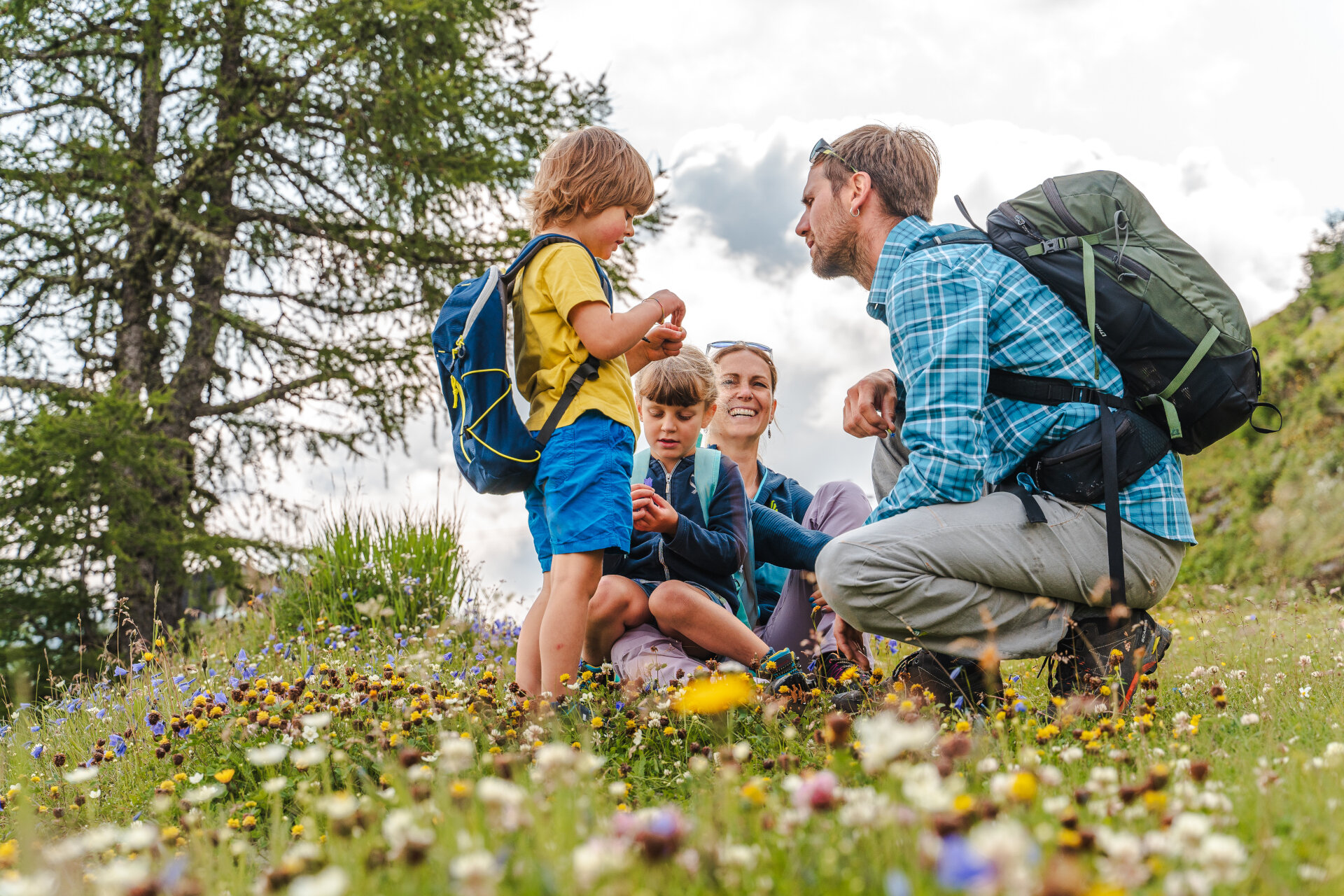 Famiglia all'Alpe Lusia | © Patricia Ramirez - Archivio Immagini ApT Val di Fassa Famiglia gioca felice in un prato fiorito in Val di Fassa | © Patricia Ramirez - Archivio Immagini ApT Val di Fassa
