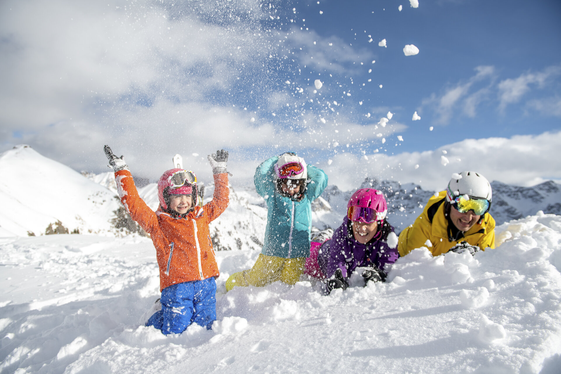 Famiglia in inverno | © Mattia Rizzi - Archivio Immagini ApT Val di Fassa Famiglia che gioca sulla neve in Val di Fassa | © Mattia Rizzi - Archivio Immagini ApT Val di Fassa