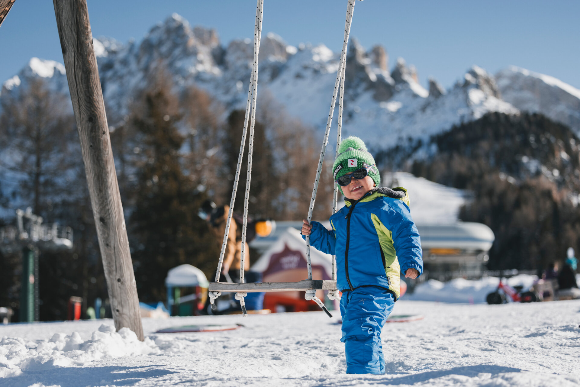 Bambino gioca nel parco giochi in inverno | © Federico Modica  - Archivio Immagini ApT Val di Fassa Bambino sulla neve | © Federico Modica  - Archivio Immagini ApT Val di Fassa