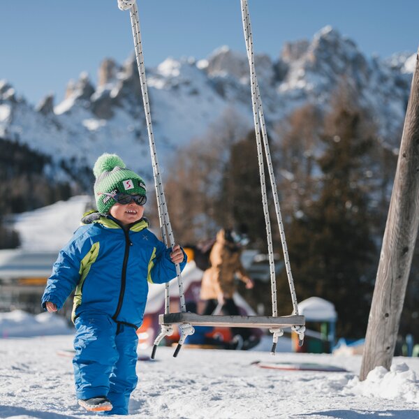 Bambino in un parco giochi invernale | © Federico Modica  - Archivio Immagini ApT Val di Fassa Bambino gioca sulla neve | © Federico Modica  - Archivio Immagini ApT Val di Fassa
