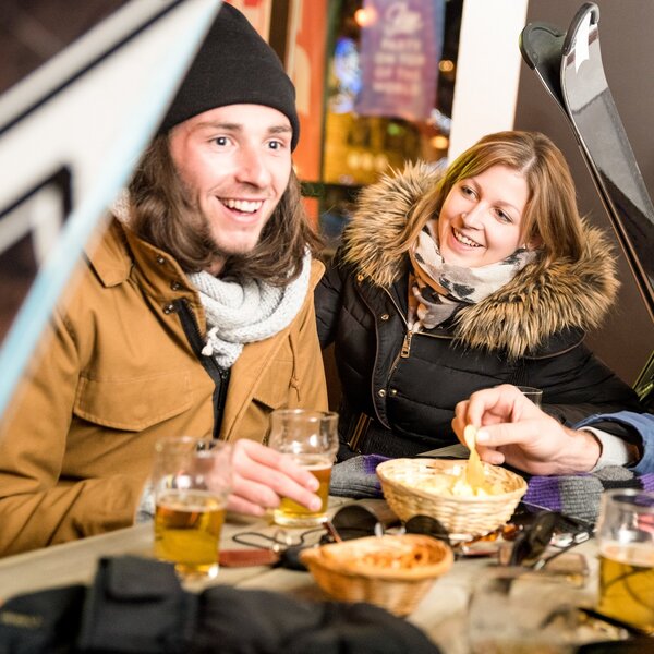 Apres Ski | © Archivio Immagini ApT Val di Fassa Gruppo di amici in un apres-ski che beve un drink dopo una giornata trascorsa sugli sci | © Archivio Immagini ApT Val di Fassa