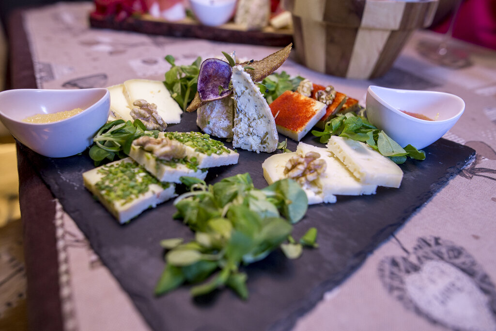 Formaggi agriturismo Tagliere di formaggi in un agriturismo della Val di Fassa
