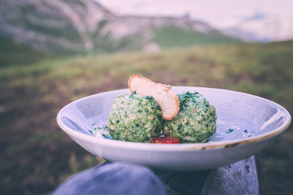 Cibo tipico Piatto di canederli verdi
