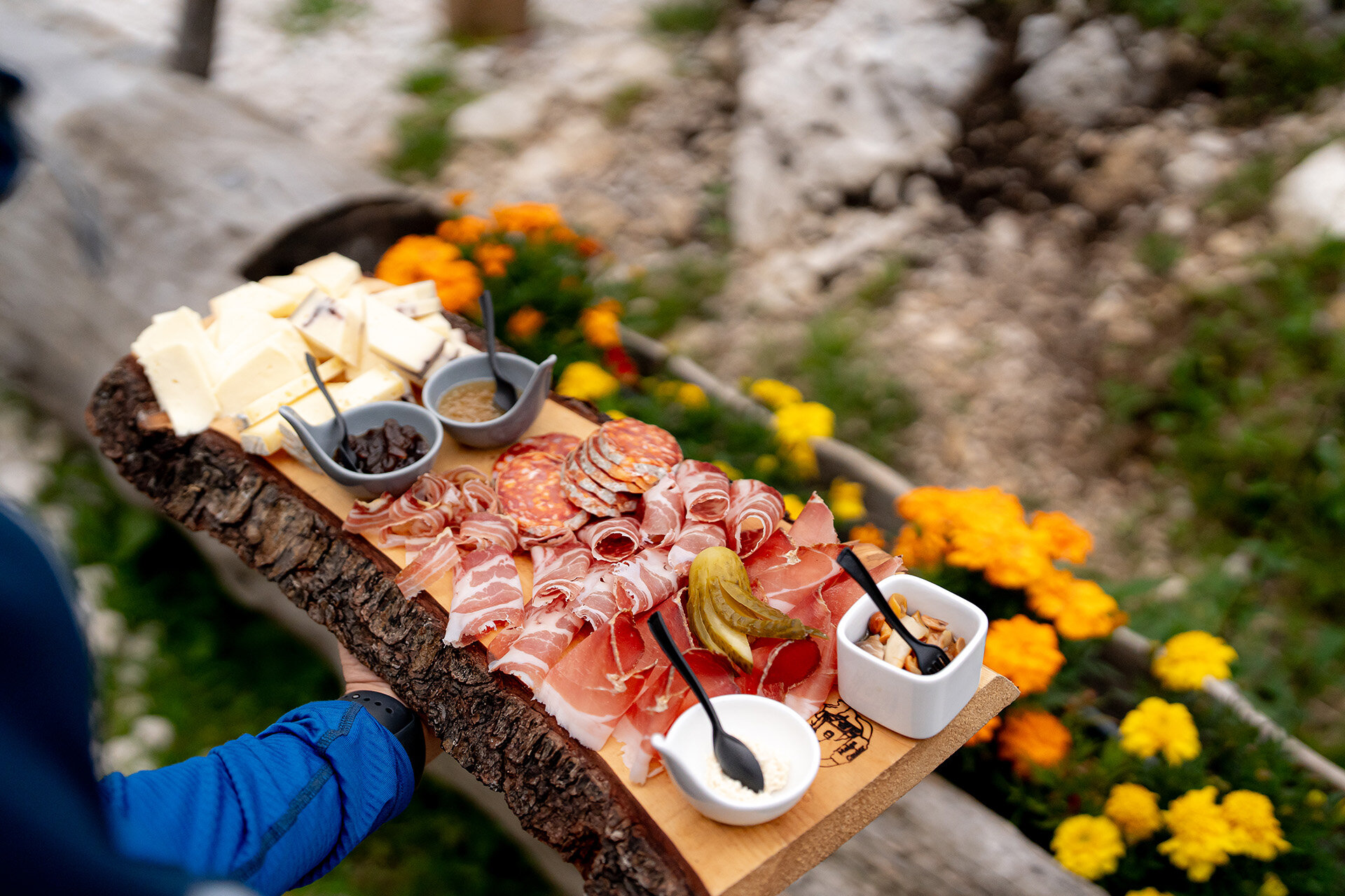 Tagliere con cibo tipico | © Mattia Rizzi - Archivio Immagini ApT Val di Fassa Tagliere con prodotti tipici della Val di Fassa | © Mattia Rizzi - Archivio Immagini ApT Val di Fassa