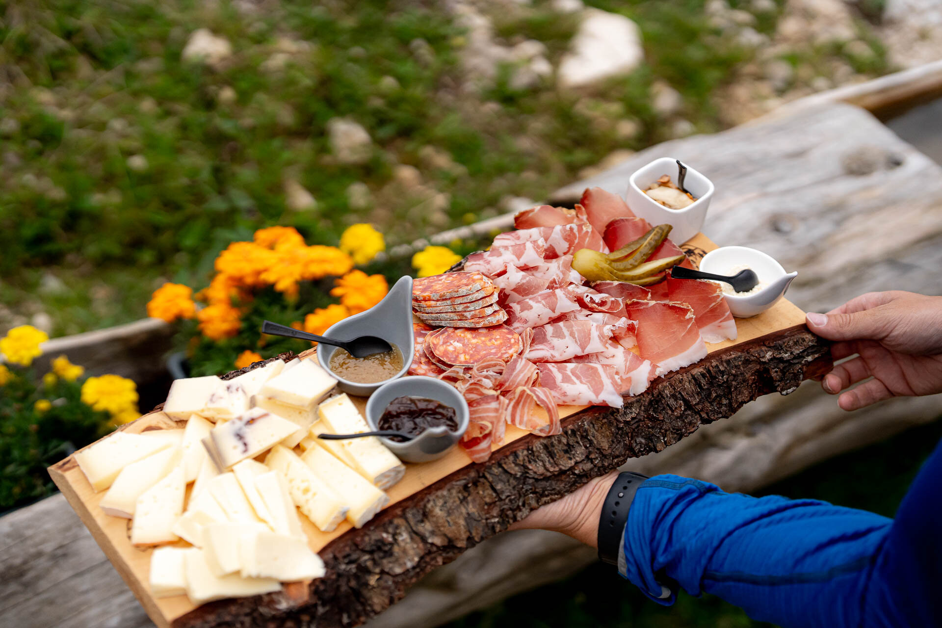 Tagliere ladino | © Mattia Rizzi - Archivio Immagini ApT Val di Fassa Tagliere di legno con affettati e formaggi tipici della Val di Fassa | © Mattia Rizzi - Archivio Immagini ApT Val di Fassa