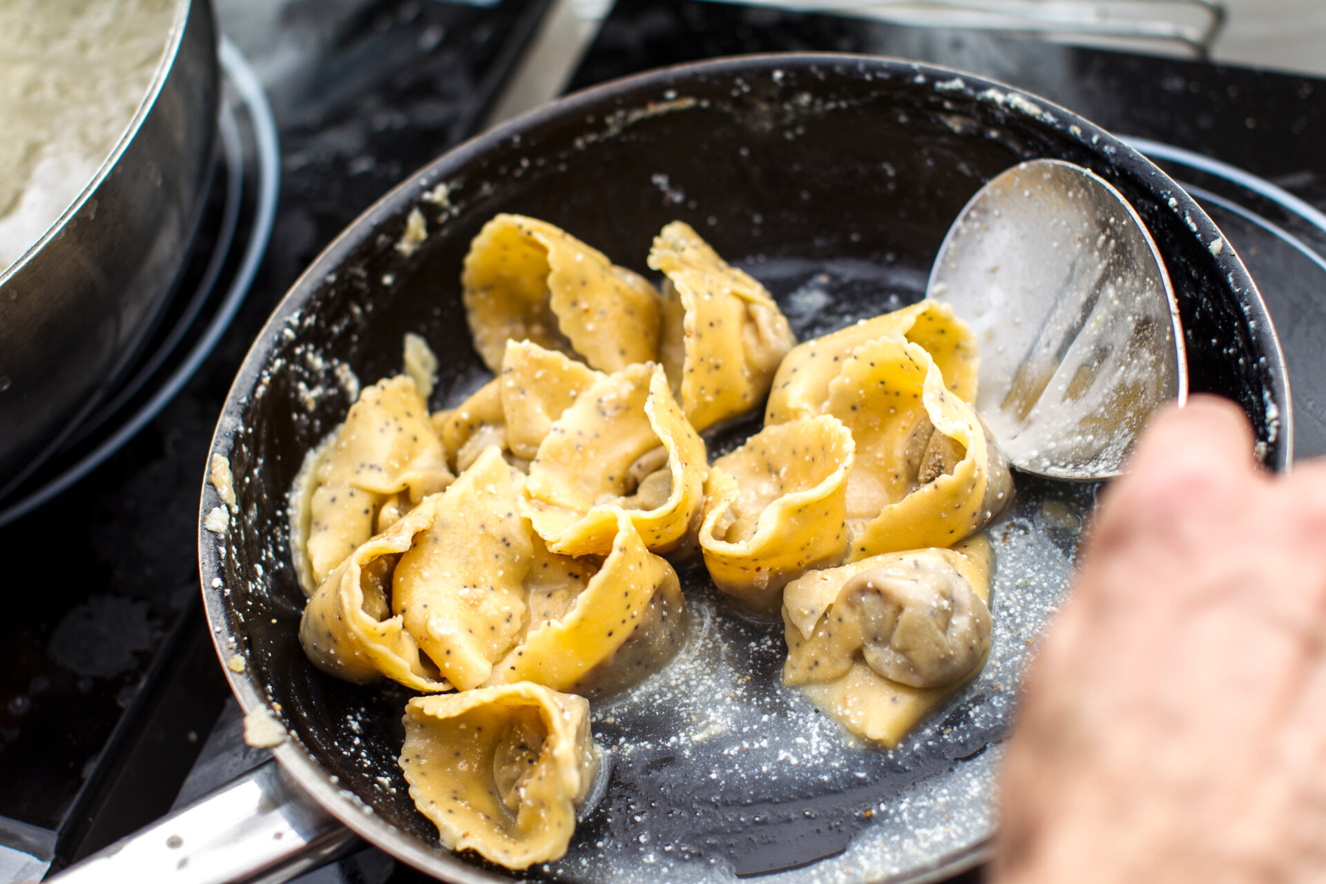 Cucina tipica | © Ralf Brunel - Archivio Immagini ApT Val di Fassa Ravioli in padella | © Ralf Brunel - Archivio Immagini ApT Val di Fassa