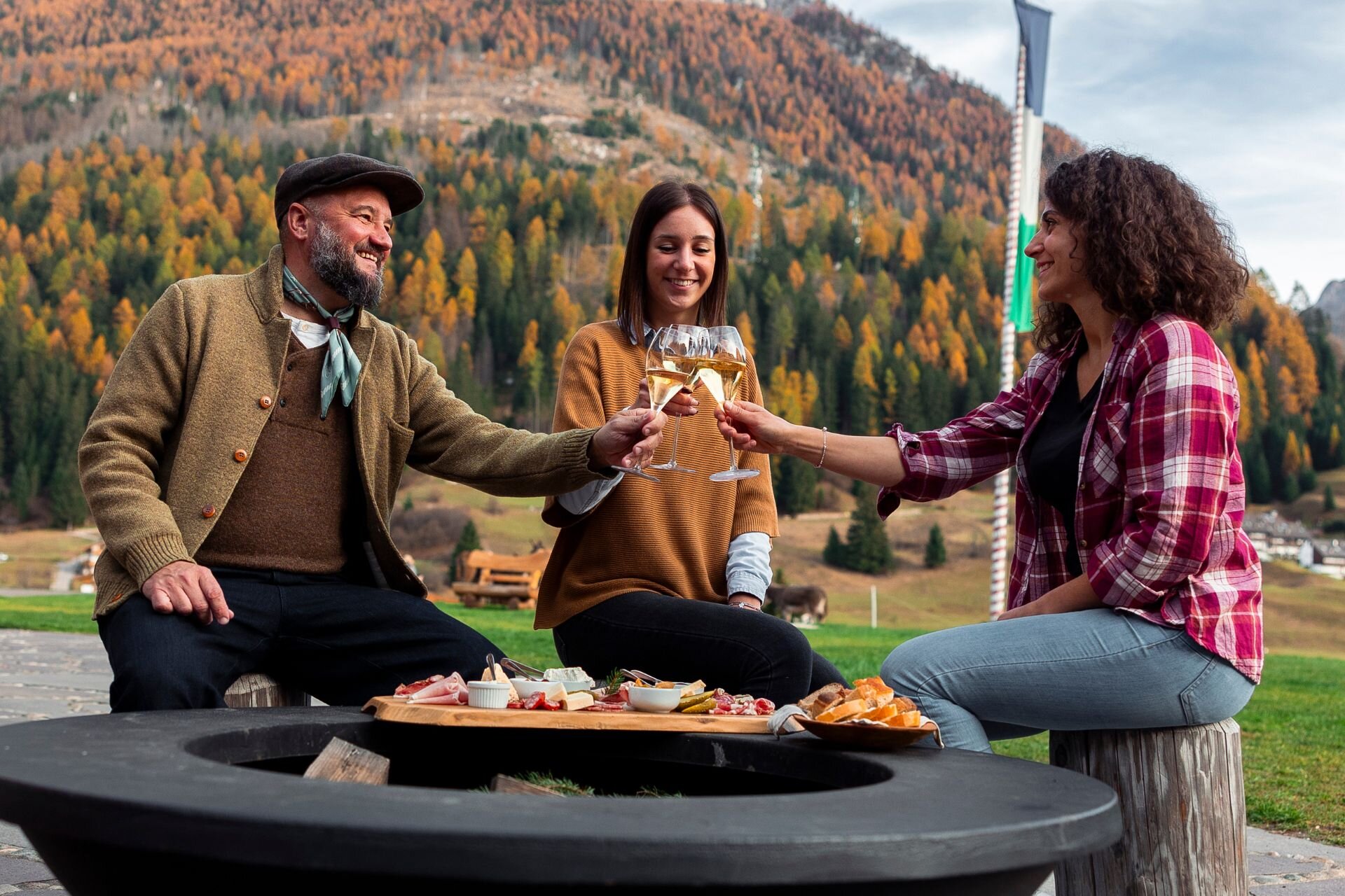 Mangiare e bere in agriturismo in Val di Fassa | © Archivio immagini ApT Val di Fassa - Federico Modica Gruppo di amici brinda davanti ad un tagliere in un agriturismo in val di Fassa in autunno | © Archivio immagini ApT Val di Fassa - Federico Modica
