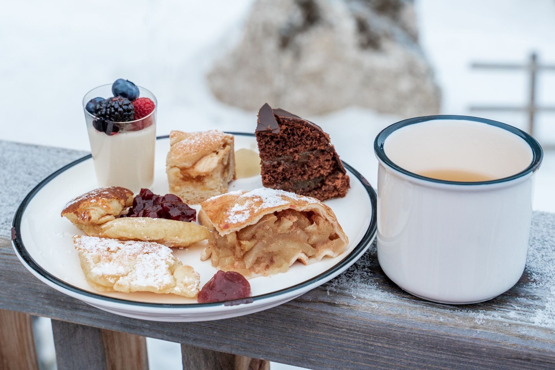 Colazione invernale | © Archivio immagini ApT Val di Fassa - Patricia Ramirez Piatto da colazione con dolci tipici trentini e tazza di caffè appoggiato sul balcone di un rifugio in inverno | © Archivio immagini ApT Val di Fassa - Patricia Ramirez