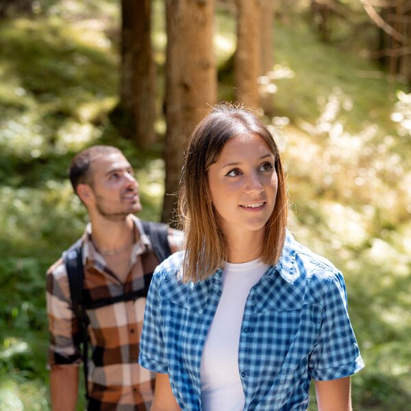 Forest bathing in Val di Fassa | © Archivio ApT Val di Fassa - Mattia Rizzi Giovane donna sorridente durante un'esperienza di forest bathing nelle Dolomiti, immersa nella natura | © Archivio ApT Val di Fassa - Mattia Rizzi