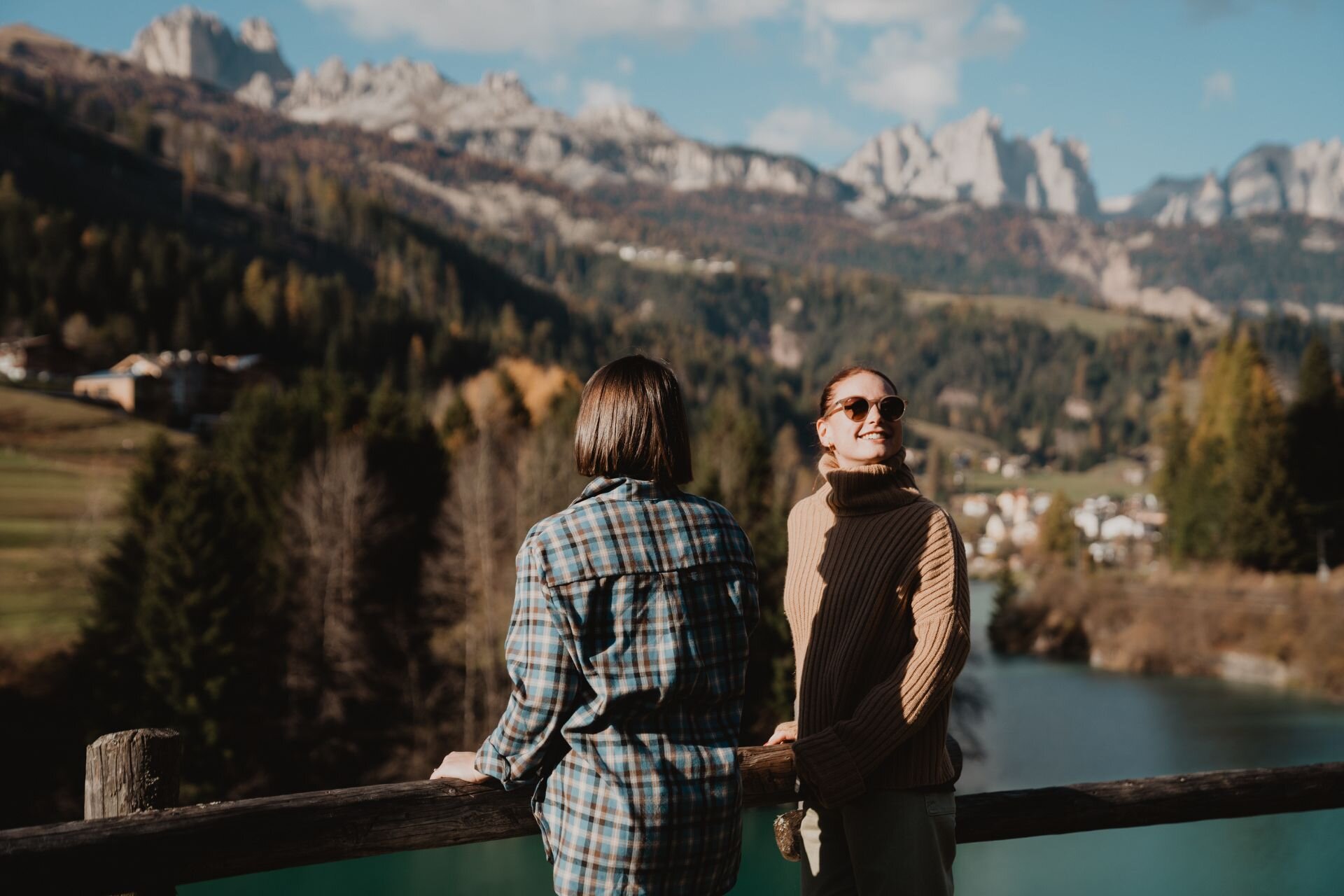 Camminata a Soraga | © Archivio immagini ApT Val di Fassa - Mattia Rizzi Due ragazze, una di schiena e una in volto, ammirano il panorama dal laghetto di Soraga | © Archivio immagini ApT Val di Fassa - Mattia Rizzi