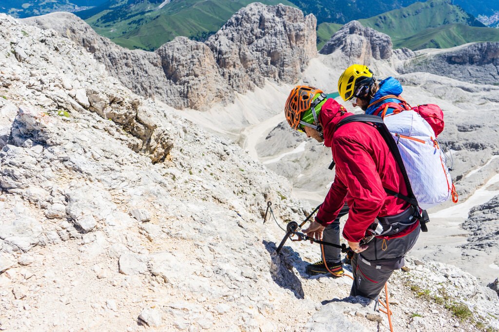 Val di Fassa Outdoor Persone mentre percorrono una via attrezzata sulle Dolomiti in Val di Fassa