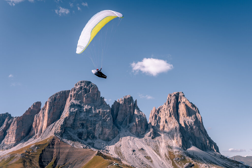 Parapendio davanti al Sassolungo Parapendio in Val di Fassa
