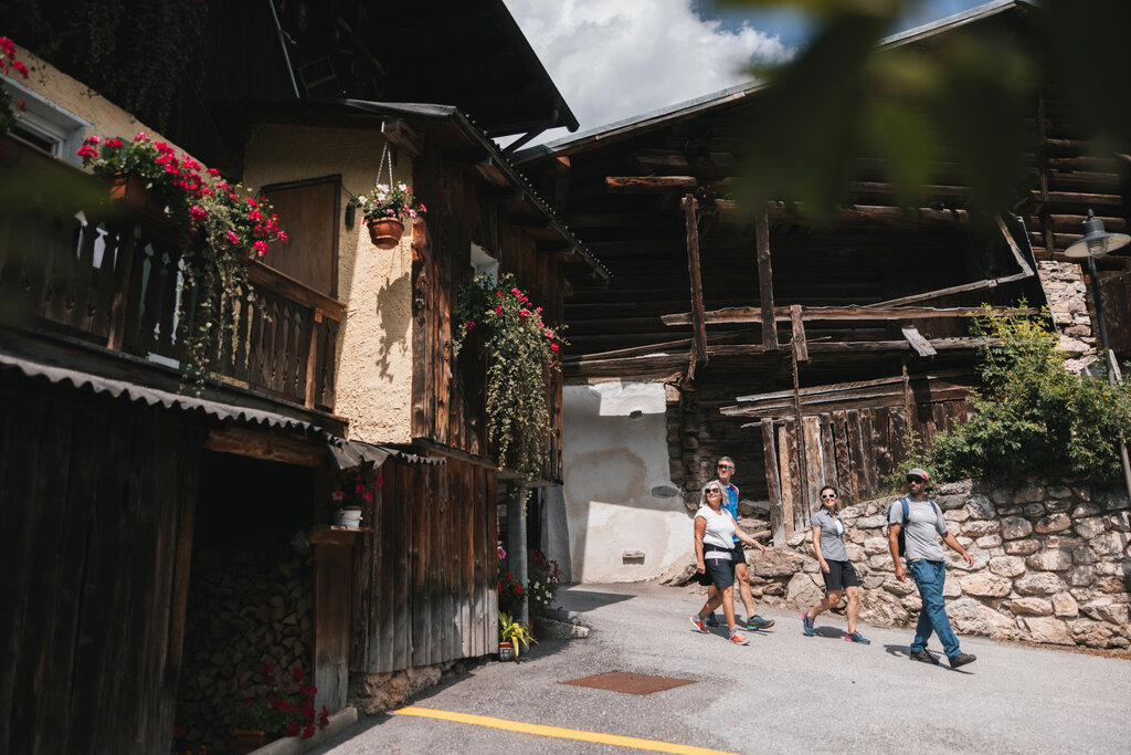 Escursione con gli accompagnatori di media montagna Camminata nei dintorni di Canazei