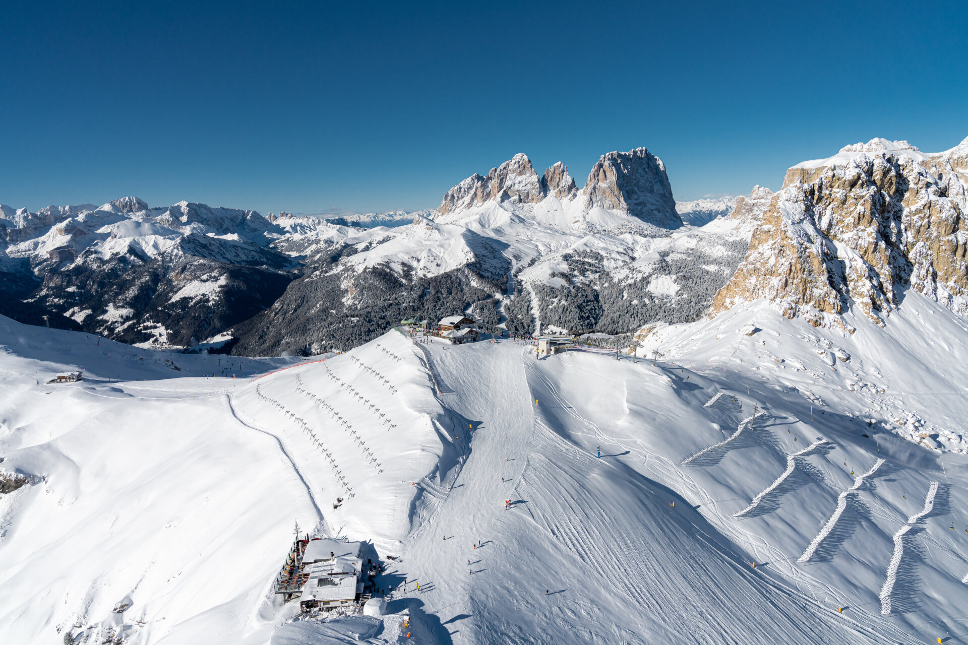 Skiarea Belvedere | © Mattia Rizzi - Archivio Immagini ApT Val di Fassa Visione dall'alto della Skiarea Belvedere con il Sassolungo e il Pordoi | © Mattia Rizzi - Archivio Immagini ApT Val di Fassa