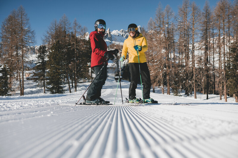 Sciatori al Ciampedie | © Federico Modica - Archivio Immagini ApT Val di Fassa Coppia di sciatori ammira il panorama delle Dolomiti di Fassa - Skiarea Ciampedie Vigo | © Federico Modica - Archivio Immagini ApT Val di Fassa