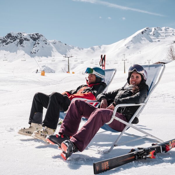 Coppia si riposa al Ciampac | © Mattia Rizzi - Archivio Immagini ApT Val di Fassa Coppia di sciatori si riposano su sdraio nella skiarea Ciampac | © Mattia Rizzi - Archivio Immagini ApT Val di Fassa