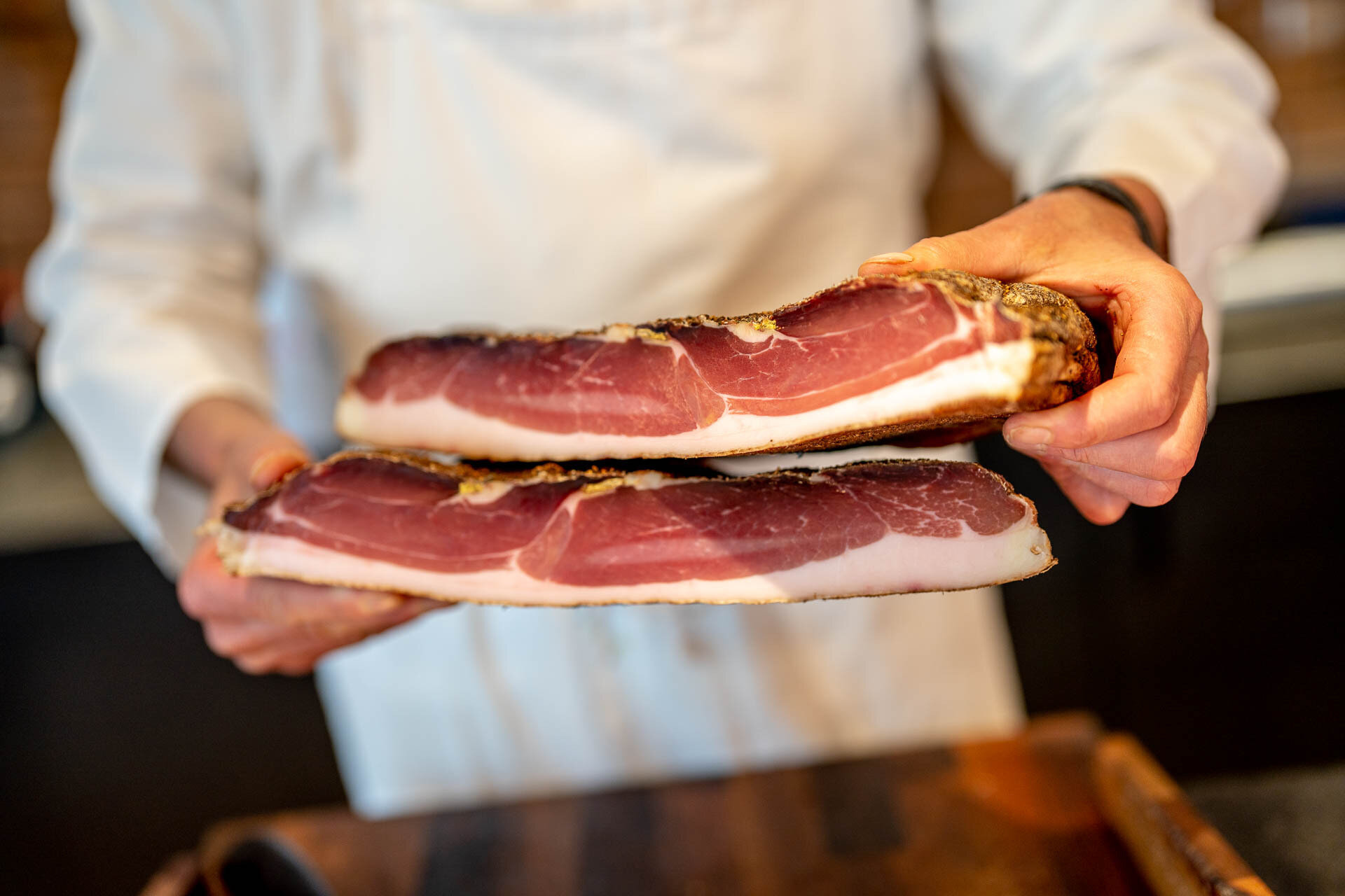 Macelleria in Val di Fassa | © Mattia Rizzi - Archivio Immagini APT Val di Fassa Dettaglio di una tipica macelleria in Val di Fassa, Dolomiti | © Mattia Rizzi - Archivio Immagini APT Val di Fassa