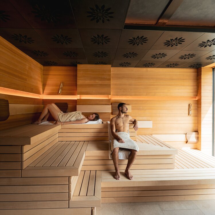 Sauna in Val di Fassa | © Mattia Rizzi - Archivio Immagini ApT Val di Fassa Persone che si rilassano in una sauna con la vista sulle Dolomiti della Val di Fassa | © Mattia Rizzi - Archivio Immagini ApT Val di Fassa