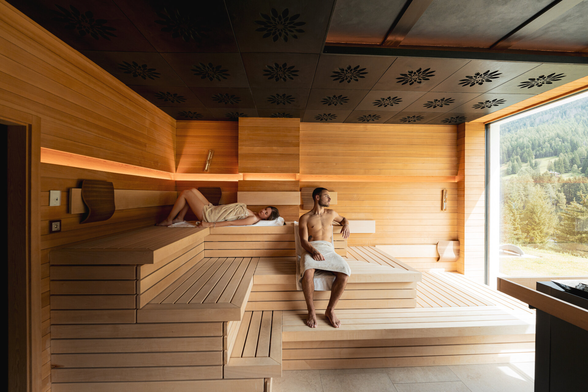 Sauna in Val di Fassa | © Mattia Rizzi - Archivio Immagini ApT Val di Fassa Persone che si rilassano in una sauna con la vista sulle Dolomiti della Val di Fassa | © Mattia Rizzi - Archivio Immagini ApT Val di Fassa