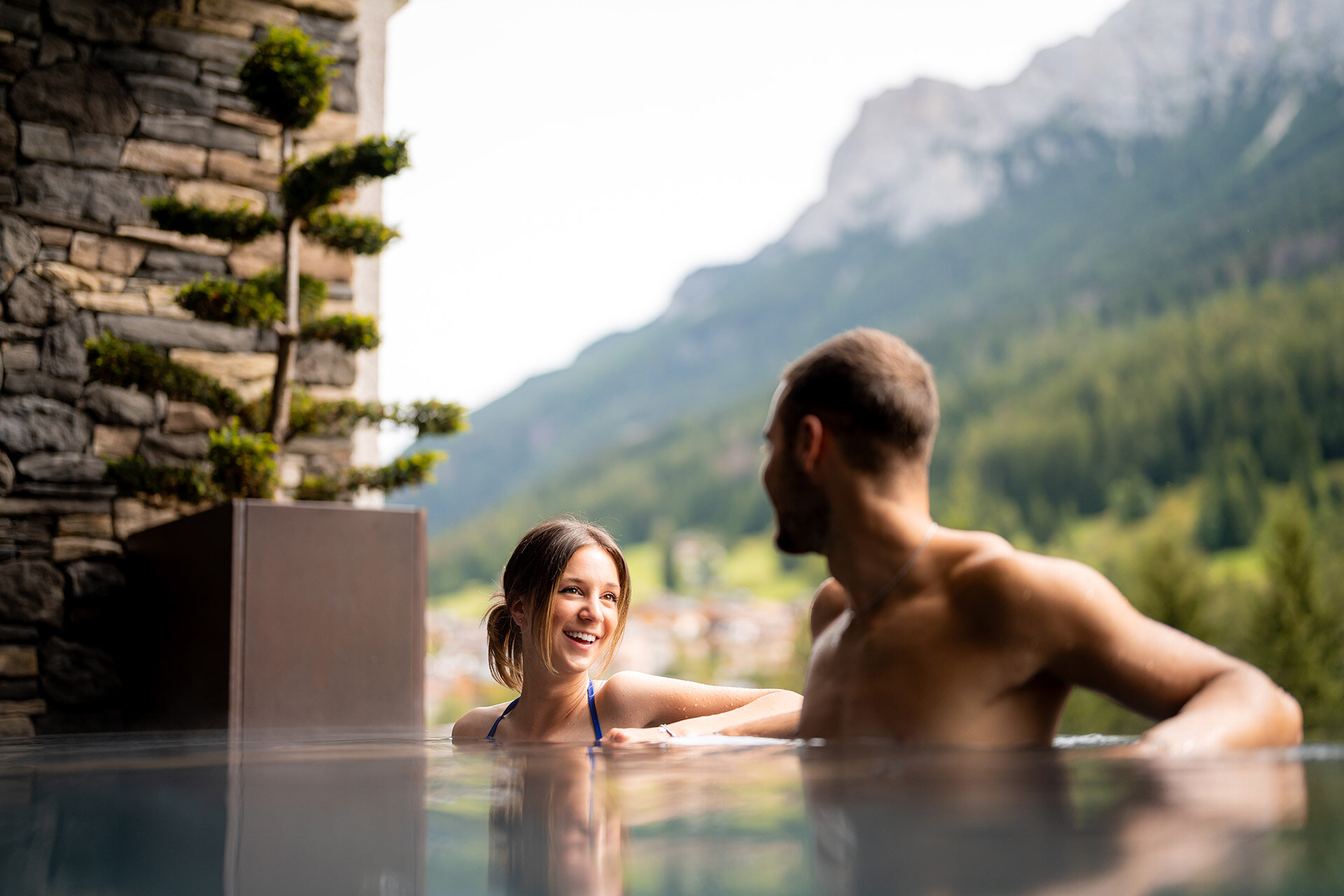 Benessere in Val di Fassa | © Mattia Rizzi - Archivio Immagini ApT Val di Fassa  Persone in una piscina esterna con vista sulle Dolomiti in un hotel in Val di Fassa | © Mattia Rizzi - Archivio Immagini ApT Val di Fassa
