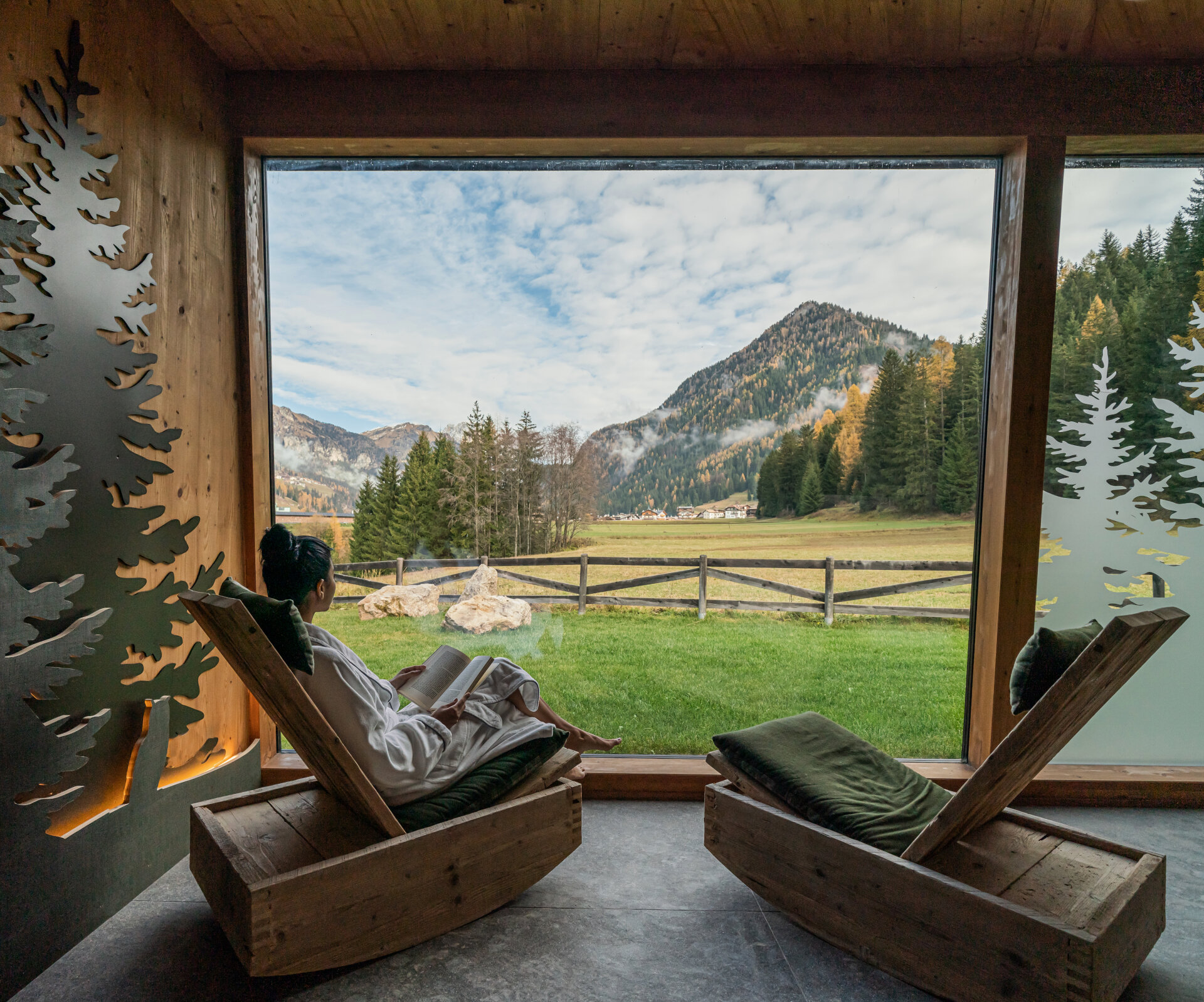 Relax alle terme vista dolomiti di fassa | © Archivio immagini QCTerme - 2025 Una donna si rilassa in una sala termale con vista sulle Dolomiti autunnali | © Archivio immagini QCTerme - 2025