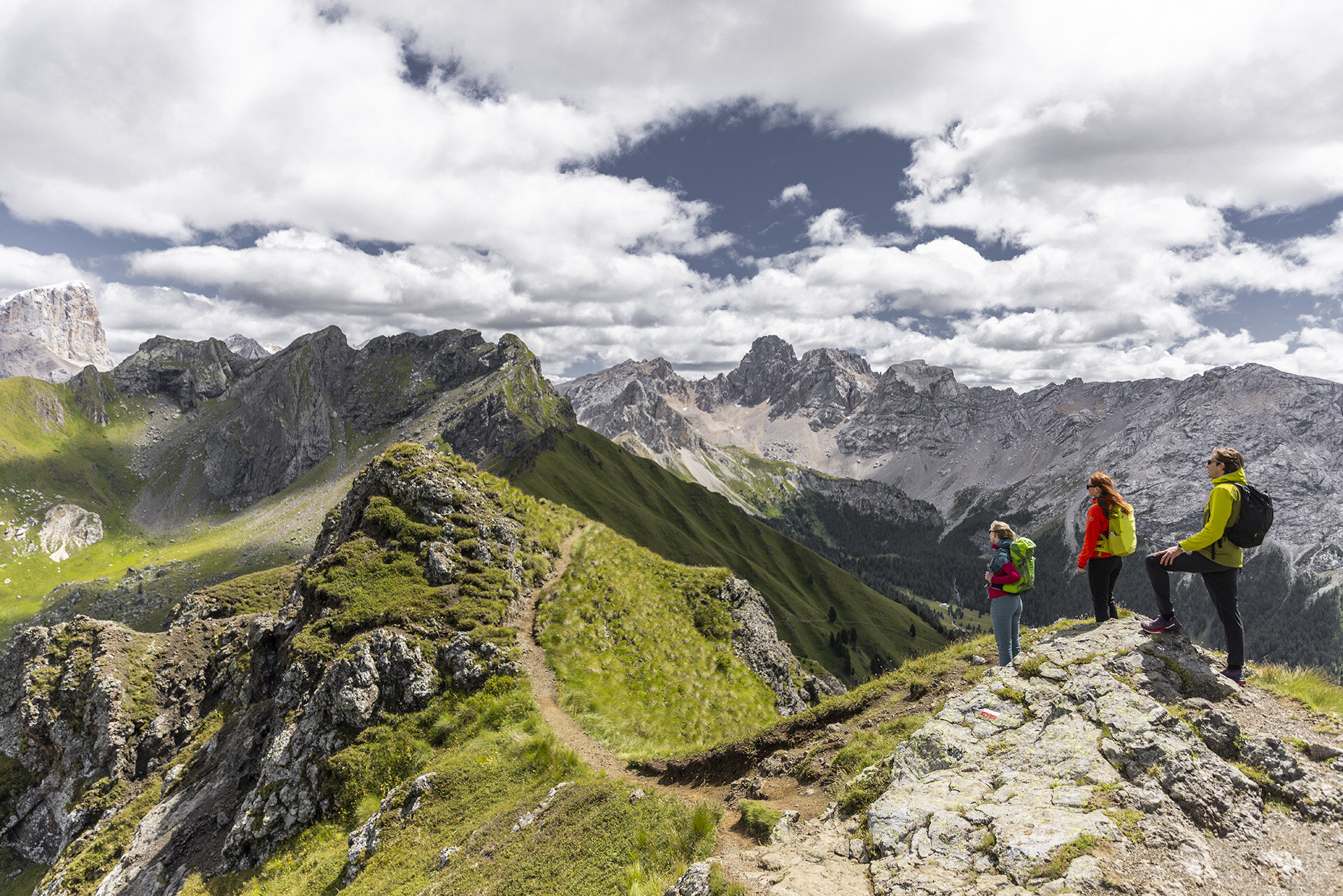 Trekking al Ciampac | © Mattia Rizzi - Archivio Immagini ApT Val di Fassa Persone che ammirano il paesaggio durante un trekking al Ciampac, sulle Dolomiti in Val di Fassa | © Mattia Rizzi - Archivio Immagini ApT Val di Fassa