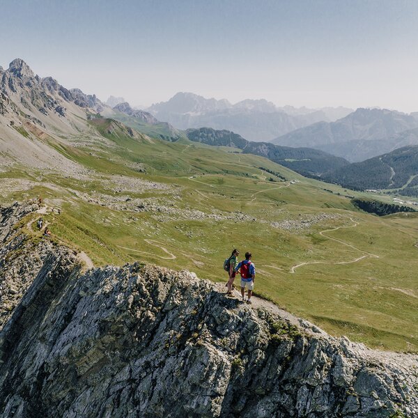 Trekking al Passo San Pellegrino | © Federico Modica - Archivio Immagini ApT Val di Fassa Trekking in cresta al Passo San Pellegrino, sulle Dolomiti della Val di Fassa | © Federico Modica - Archivio Immagini ApT Val di Fassa