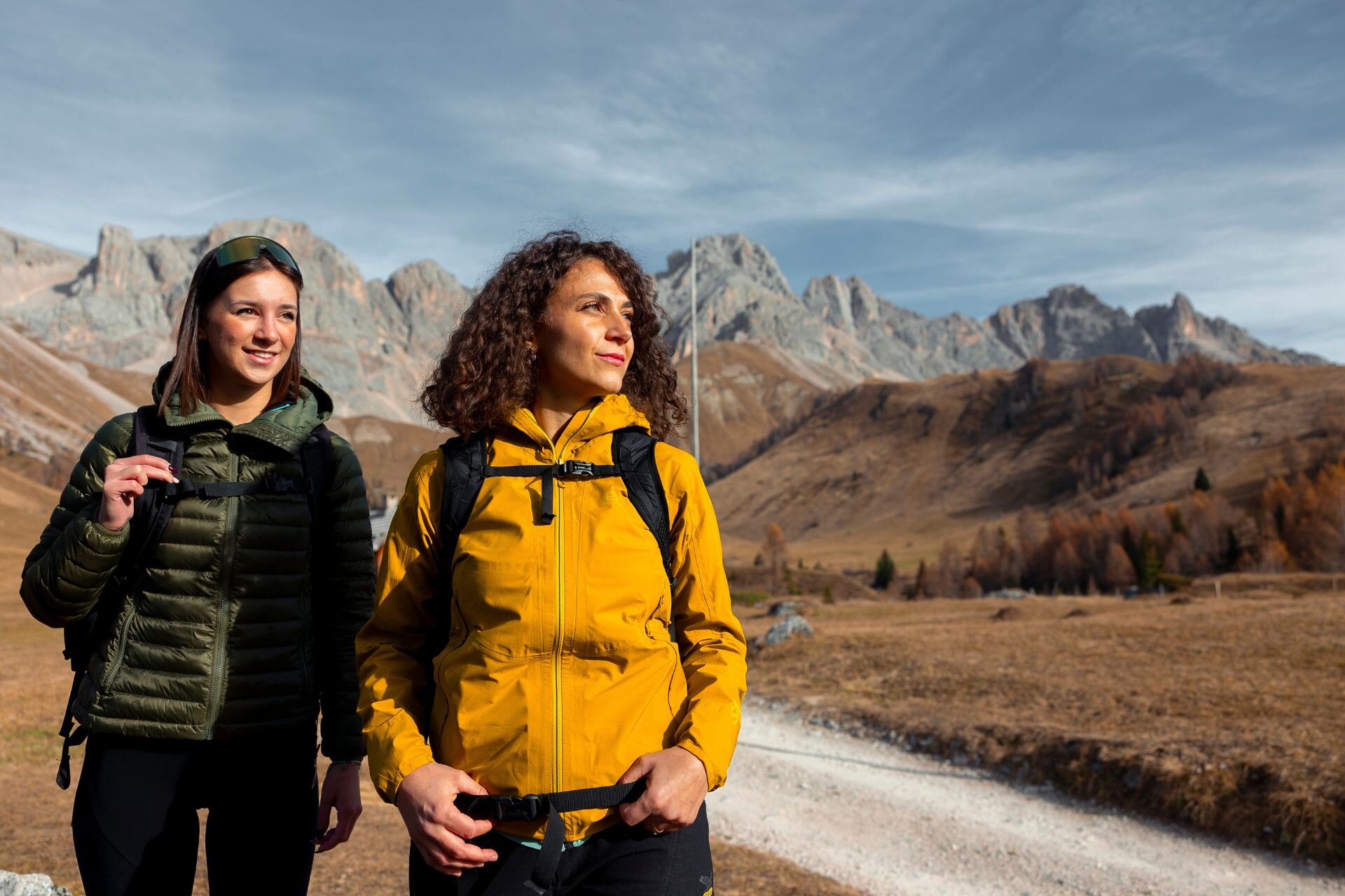 Camminate autunnali | © Archivio immagini ApT Val di Fassa - Federico Modica Due ragazze vestite sportive ammirano il panorama autunnale  | © Archivio immagini ApT Val di Fassa - Federico Modica