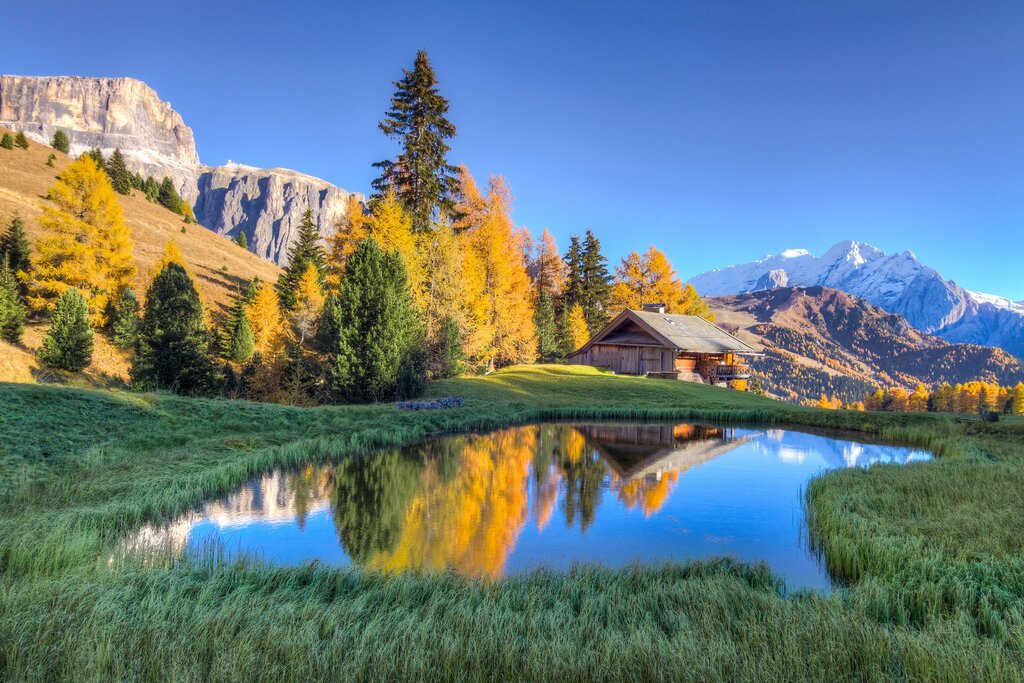 Autunno sulle Dolomiti Vista autunnale del Sass Pordoi