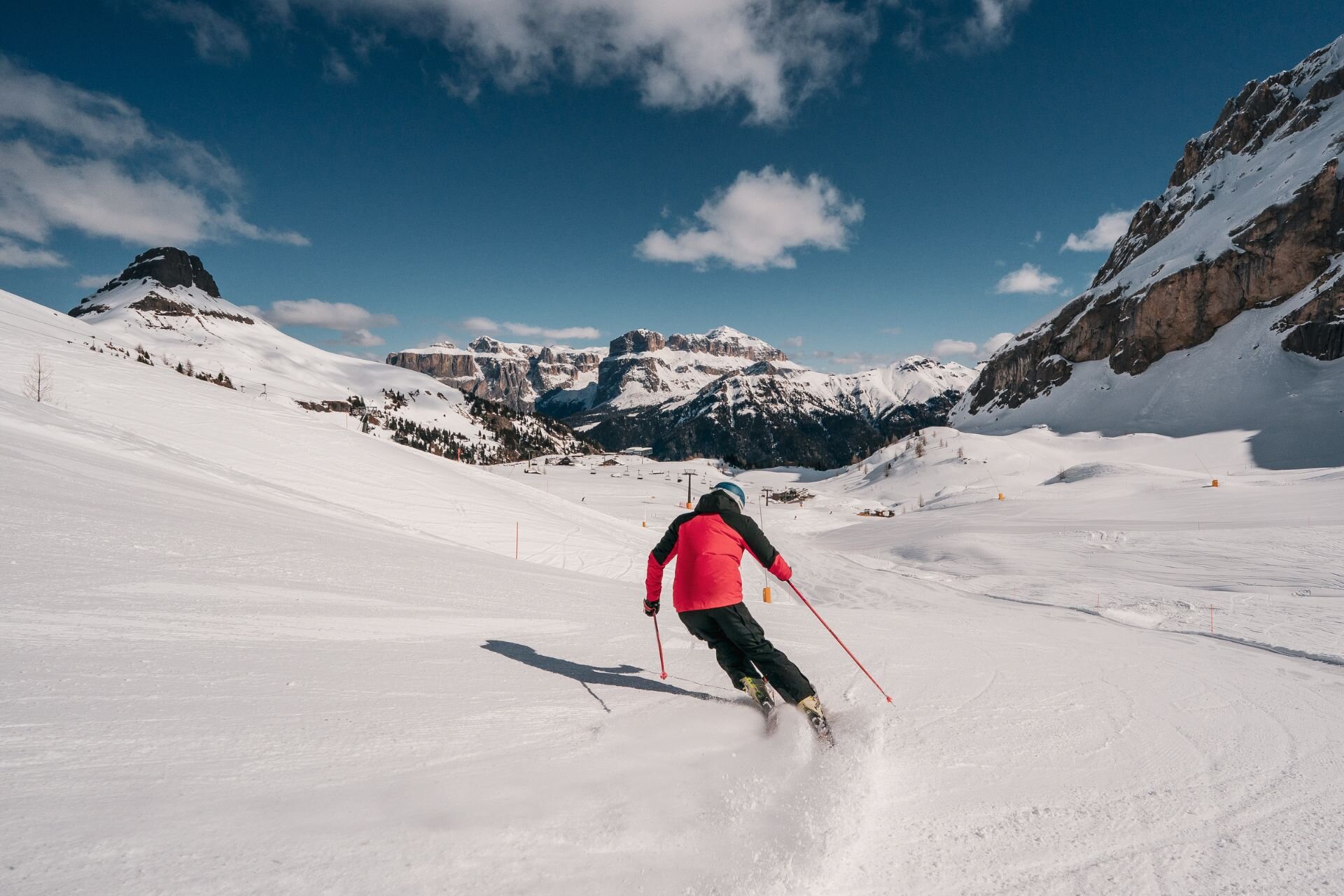 Sciare in Val di Fassa | © Archivio Immagini ApT Val di Fassa - Mattia Rizzi Sci alpino al Ciampac con vista sul Pordoi in Val di Fassa | © Archivio Immagini ApT Val di Fassa - Mattia Rizzi