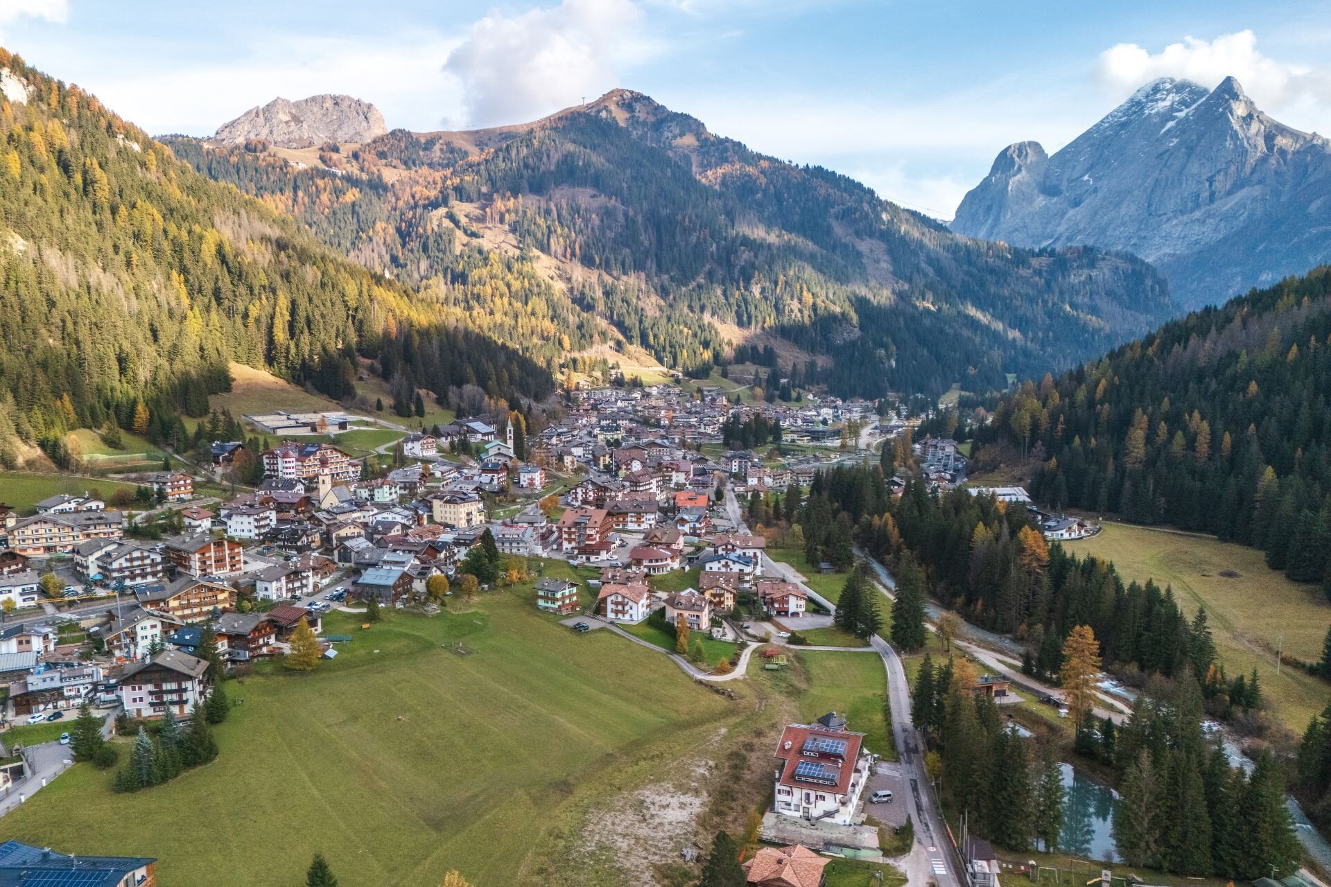 Canazei in autunno | © Archivio immagini ApT Val di Fassas - Patricia Ramirez Visuale aerea del paese di canazei in autunno con vista sulle dolomiti | © Archivio immagini ApT Val di Fassas - Patricia Ramirez