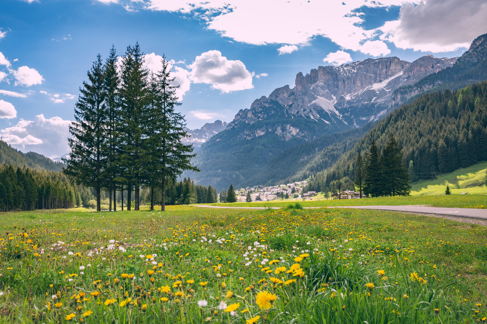 Fontanazzo in Primavera | © Patricia Ramirez - Archivio Immagini ApT Val di Fassa La pista ciclabile delle Dolomiti vista da Fontanazzo, nel comune di Mazzin in Val di Fassa | © Patricia Ramirez - Archivio Immagini ApT Val di Fassa