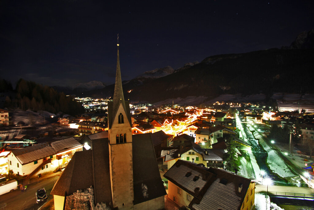 Pozza di Fassa Paesaggio notturno sopra il paese di Pozza di Fassa