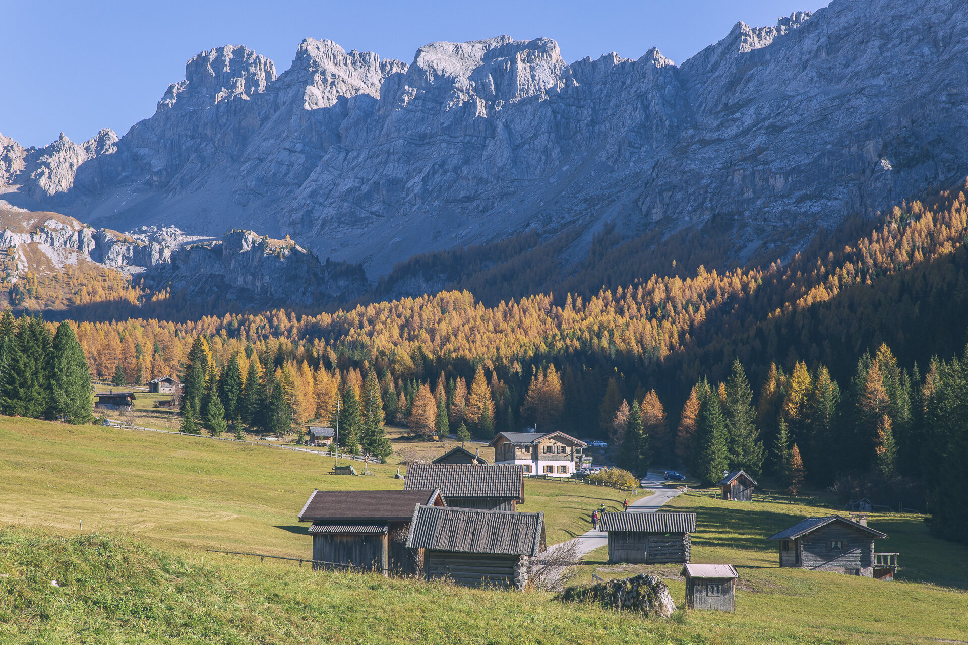 La Val San Nicolò, a Pozza di Fassa, nello scenario tipico di baite rustiche in autunno | © Patricia Ramirez - Archivio Immagini ApT Val di Fassa