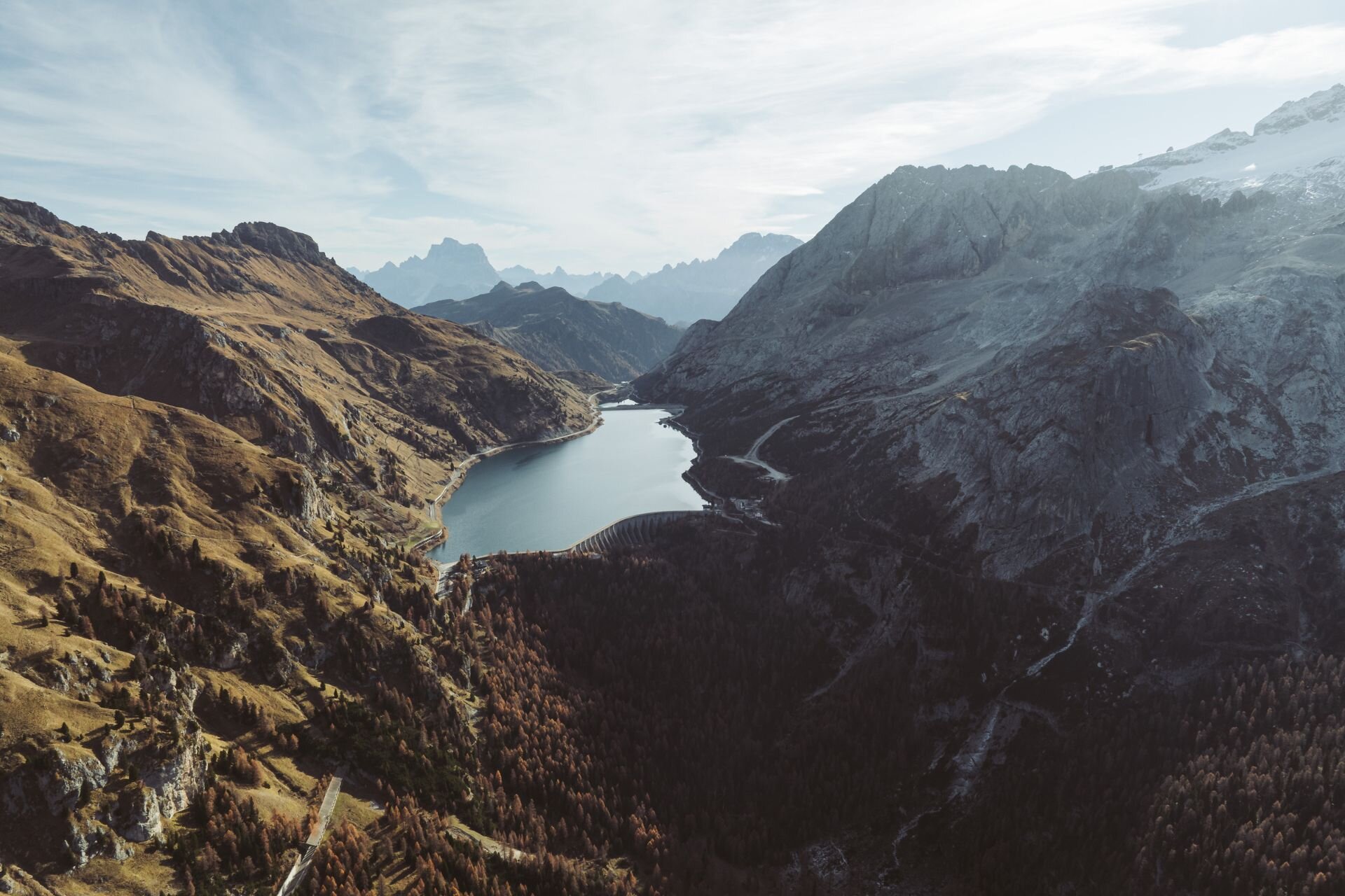 Il passo Fedaia in autunno | © Archivio Immagini ApT Val di Fassa - Imago garage Vista aerea del passo Fedaia con la diga e il lago | © Archivio Immagini ApT Val di Fassa - Imago garage