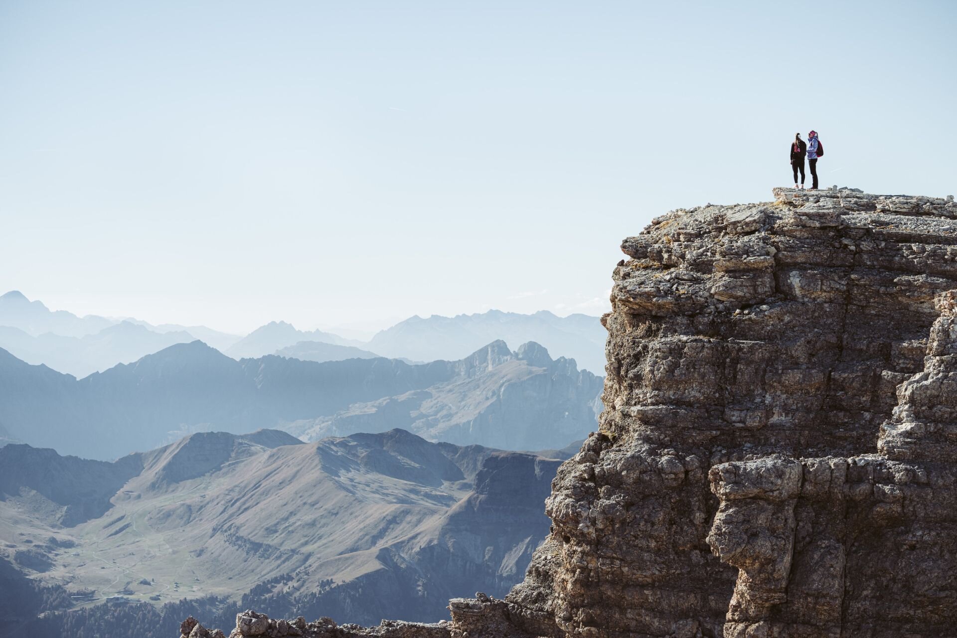 Sass Pordoi in autunno | © Archivio immagini ApT Val di Fassa - Imago Garage Due donne in piedi vicino ad uno strapiombo sul Sass Pordoi | © Archivio immagini ApT Val di Fassa - Imago Garage