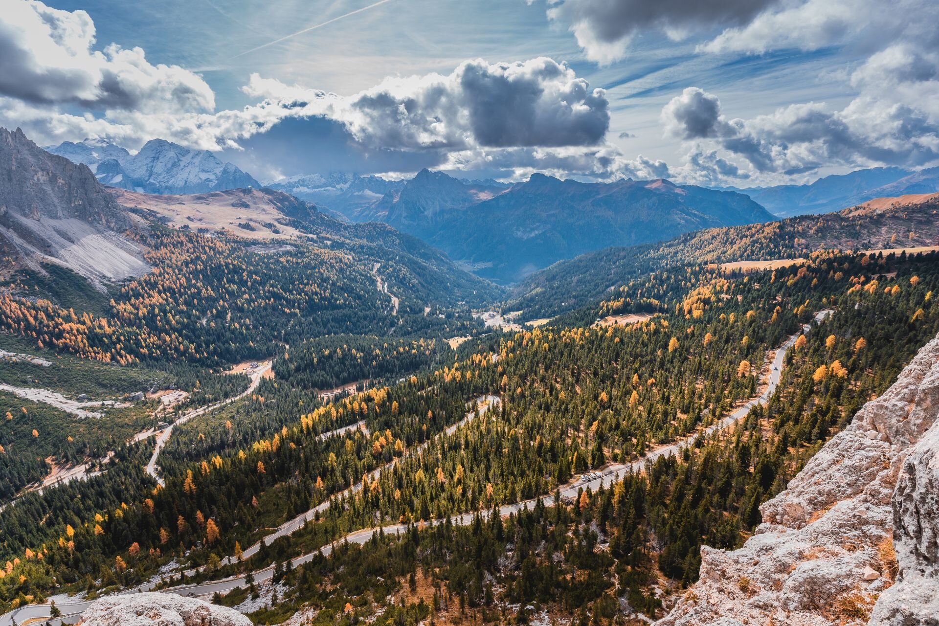 La strada del Passo Sella in autunno | © Archivio immagini ApT Val di Fassa - Patricia Ramirez Visuale aerea della strada che porta la Passo Sella in autunno con vista sulle Dolomiti | © Archivio immagini ApT Val di Fassa - Patricia Ramirez